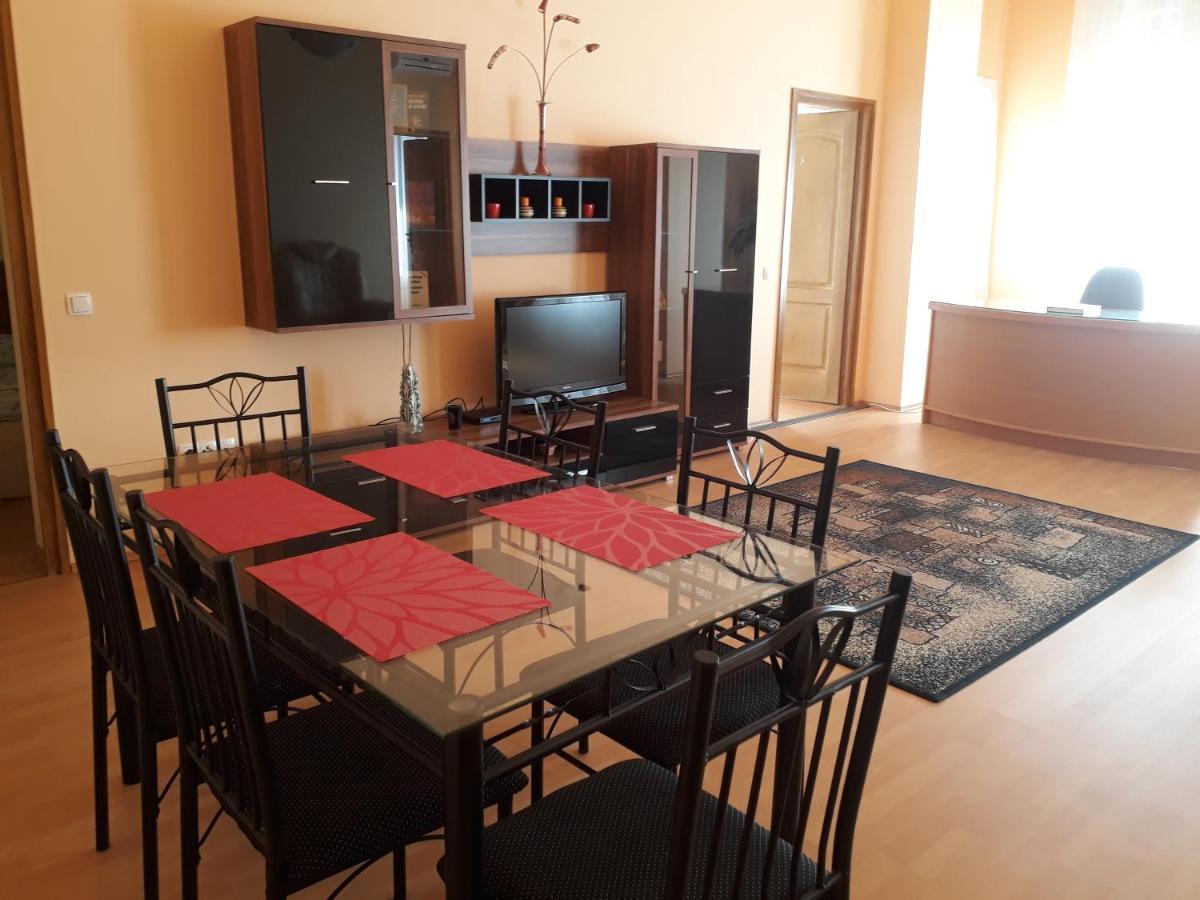 Piac Utcai Apartman Debrecen Esterno foto