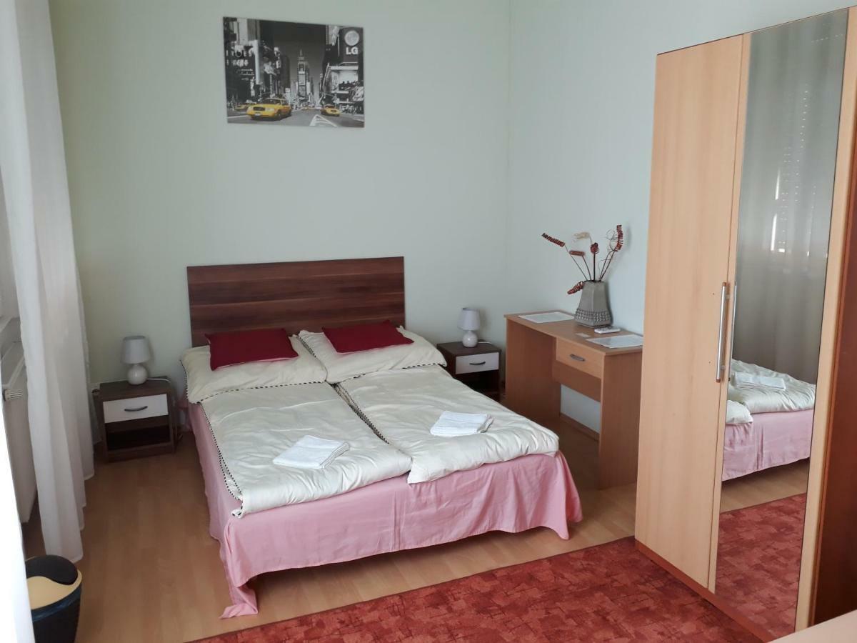 Piac Utcai Apartman Debrecen Esterno foto