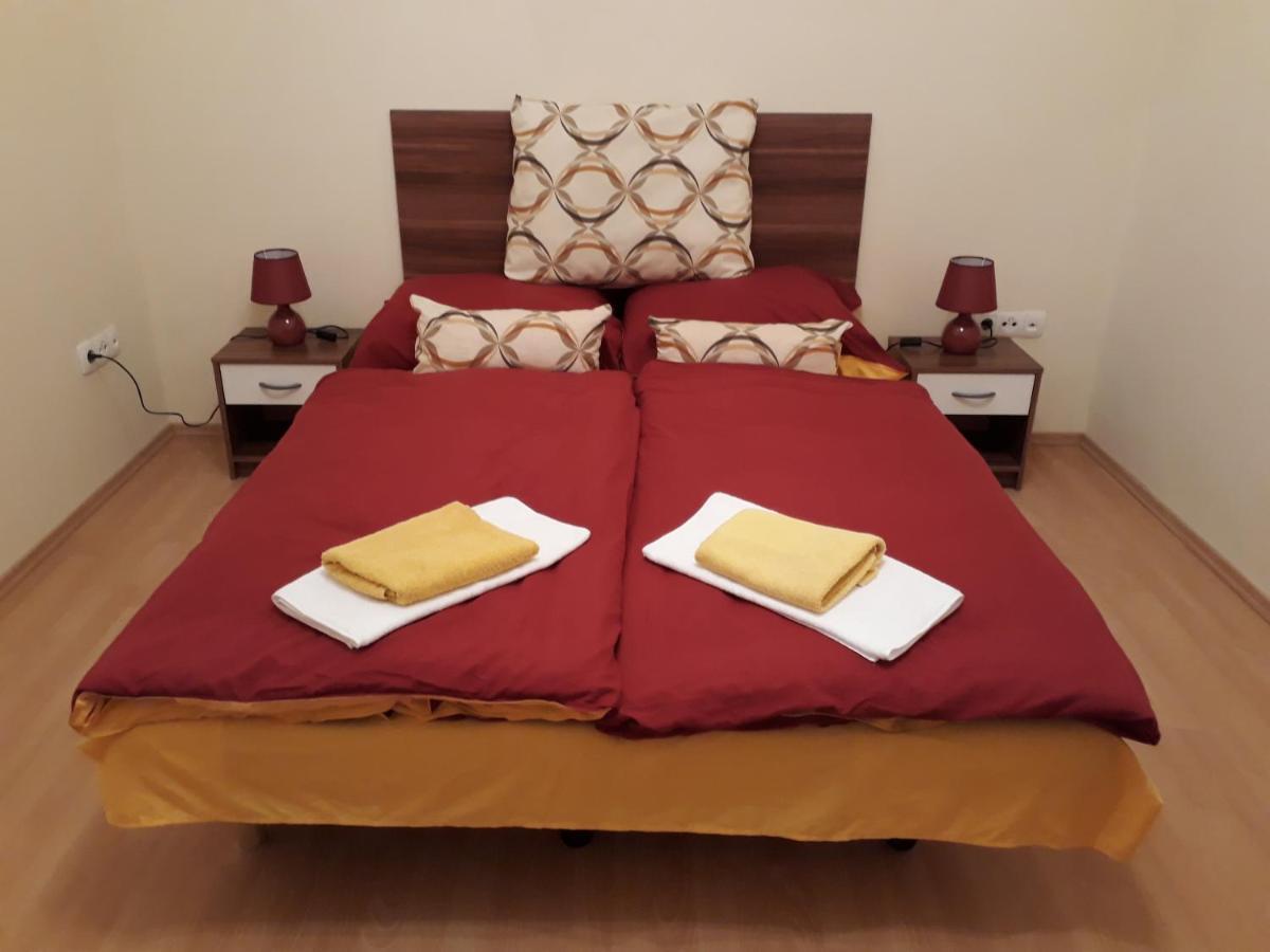 Piac Utcai Apartman Debrecen Esterno foto